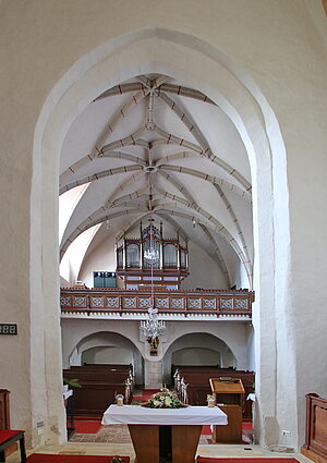 Friedersbach, Pfarrkirche hl. Lorenz, Blick aus den Altarrraum Richtung Langhaus und Orgelempore